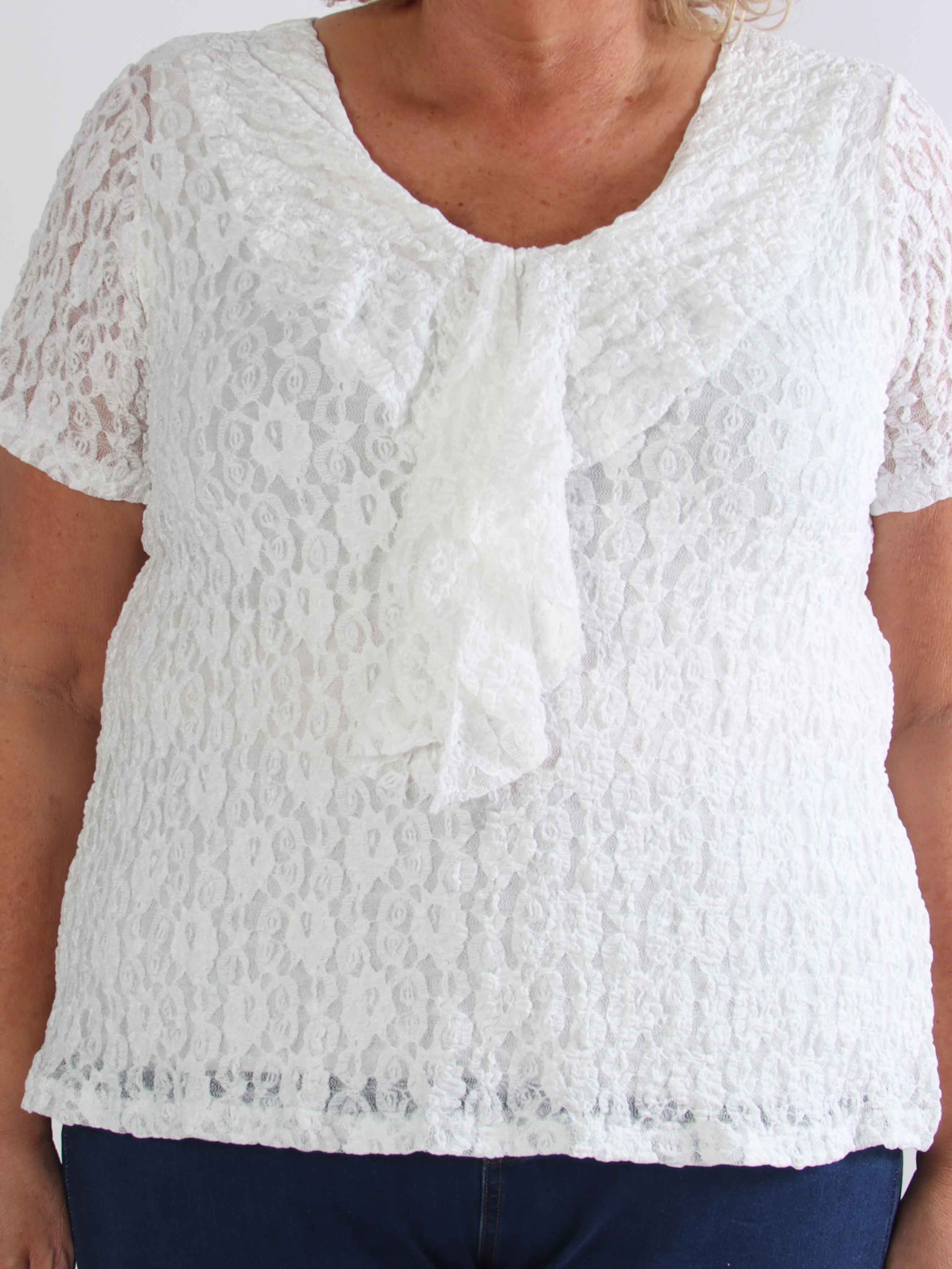 Ventura - Sød plus size tunika i blød elastisk blonde med fin flæsekant